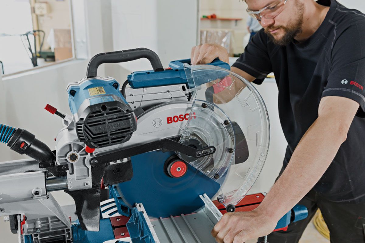 Máy cắt nhôm thanh trượt 305mm Bosch GCM 12 SDE