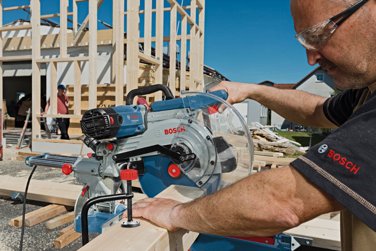 Máy cắt nhôm thanh trượt 305mm Bosch GCM 12 SDE