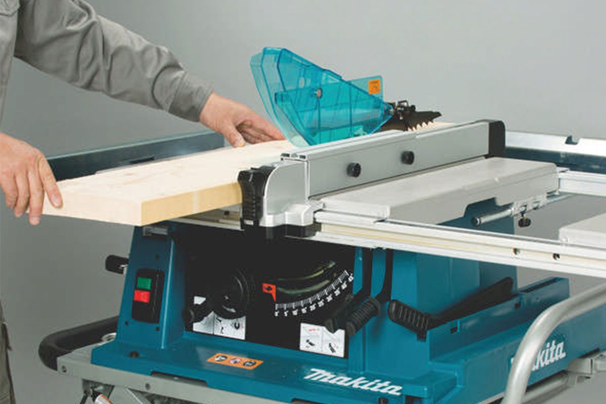 Máy cưa bàn 255mm Makita 2704