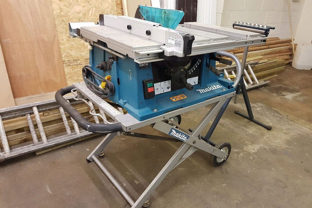 Máy cưa bàn 255mm Makita 2704