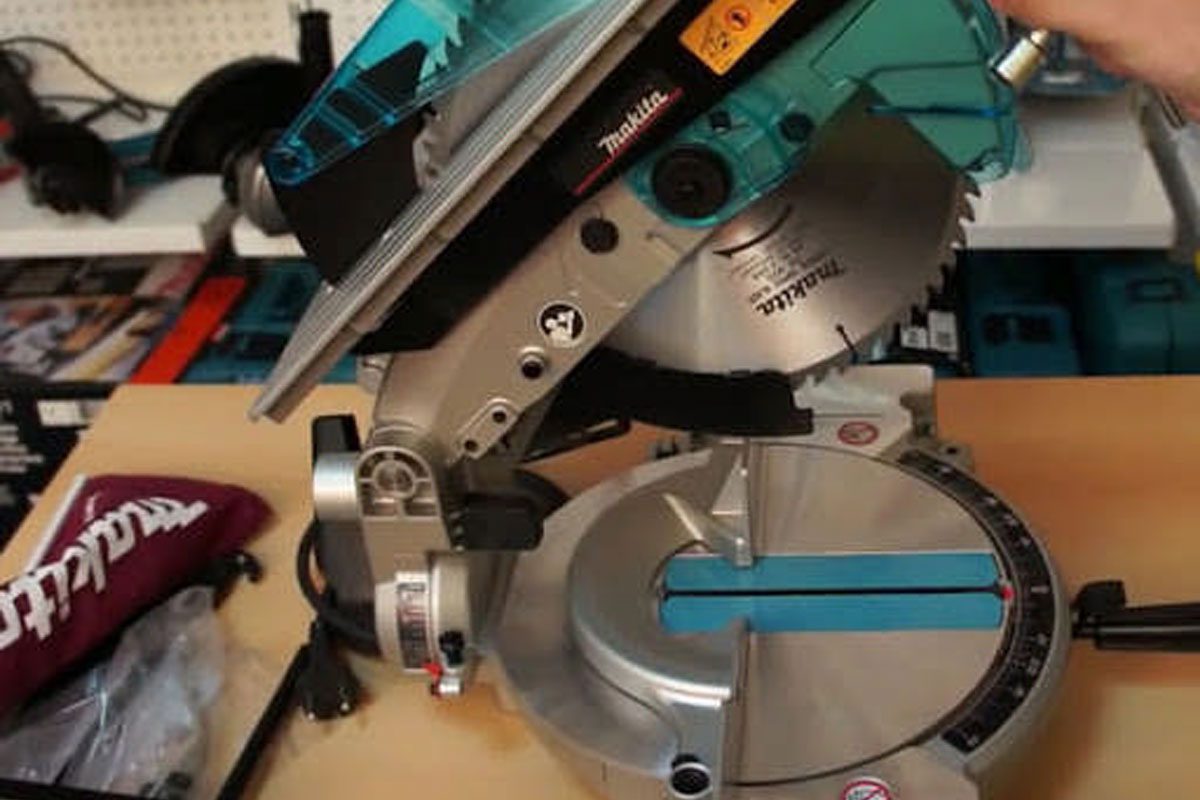 Máy cưa bàn đa góc 255mm Makita LH1040