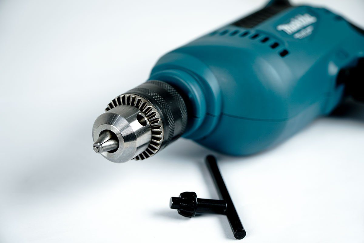 Máy khoan sắt 10mm Makita M6001B