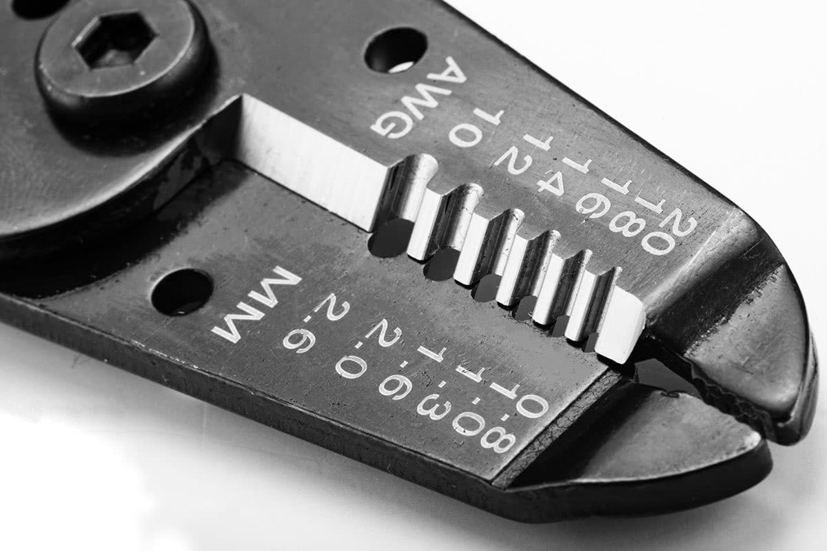Kềm cắt - tuốt dây 7in Sata 91202