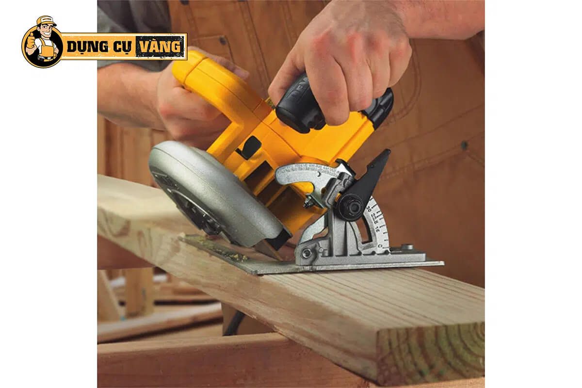 Tính năng của máy cưa gỗ dewalt DWE561